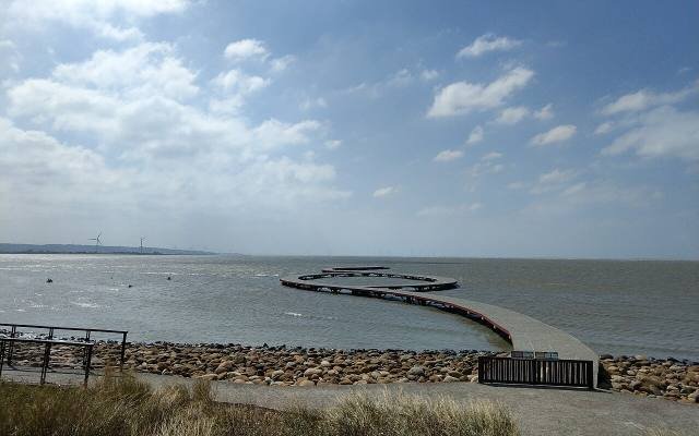 The curving crab-viewing boardwalk at Xiangshan Wetland, reaching out over the tidal flats
