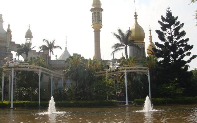 White domes and minarets of the Arabian area at Leofoo Village, behind fountains