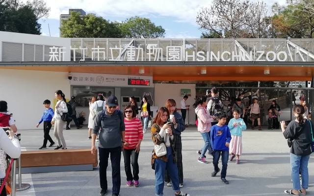 Families at the entrance of the Hsinchu Zoo under its green and white sign